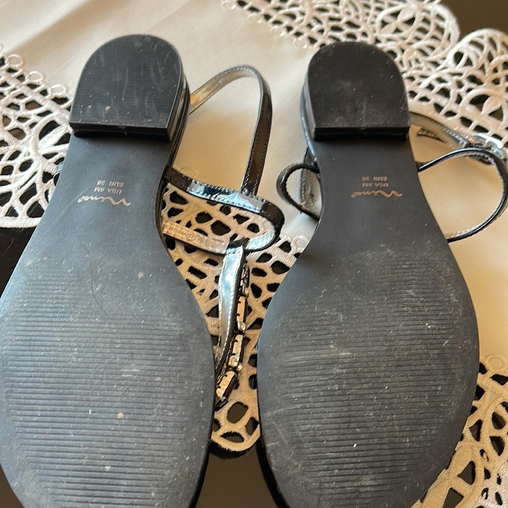 Women size 8 sandals black color flip flop style with back - Picture 4 of 7